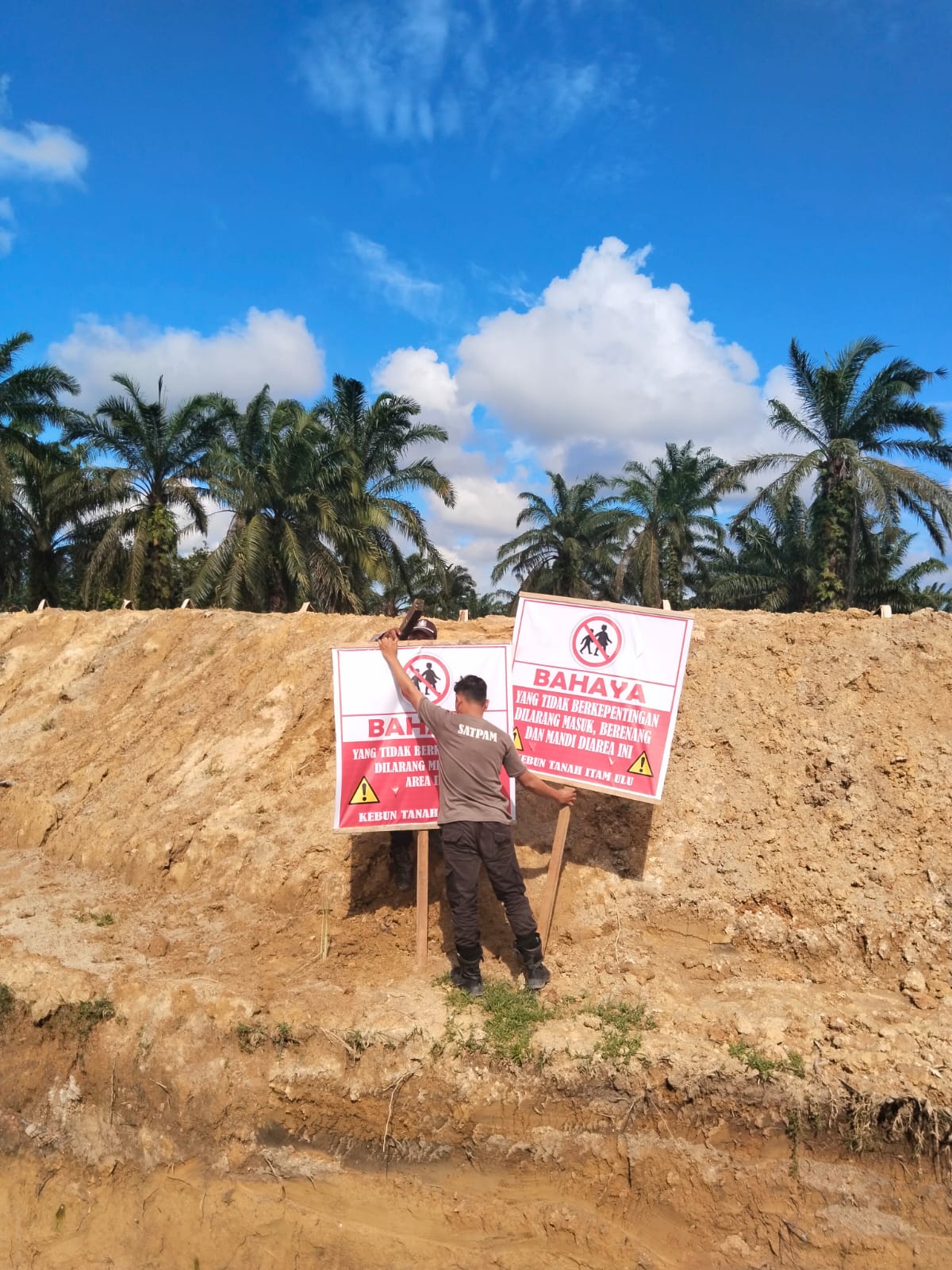 PTPN IV Regional 2 Beri Tali Asih Untuk Keluarga Penggembala Yang Tewas Saat Bermain Di Parit Isolasi