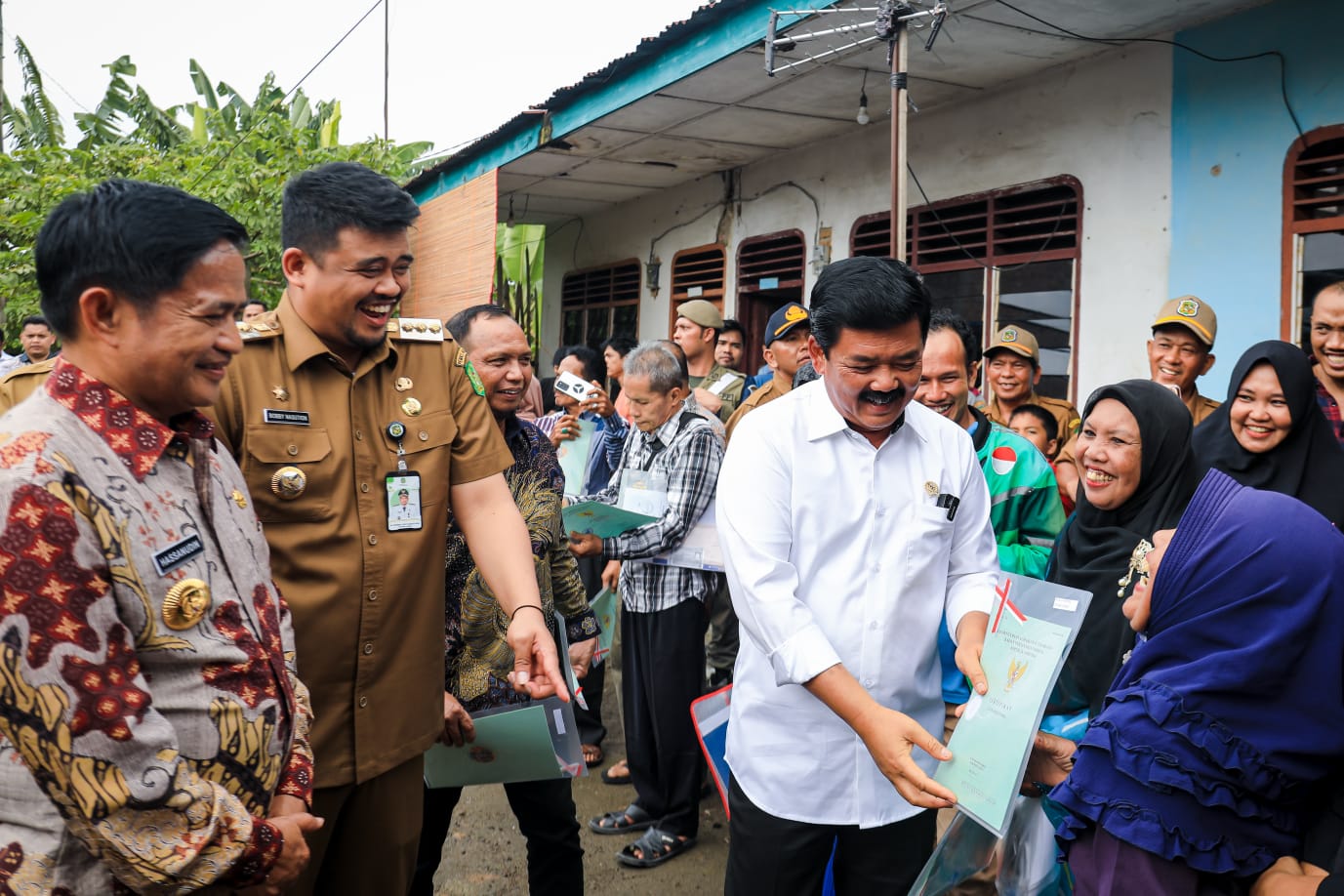 Bersama Bobby Nasution Serahkan Sertifikat Tanah, Menteri ATR/BPN Targetkan 2024 Medan Kota Lengkap