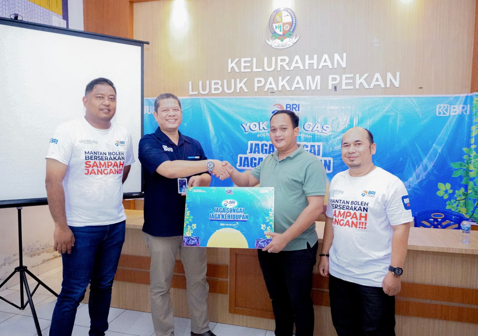Peduli Sungai, BRI Lubukpakam Tanam Pohon Hingga Serahkan Bantuan Bak Sampah