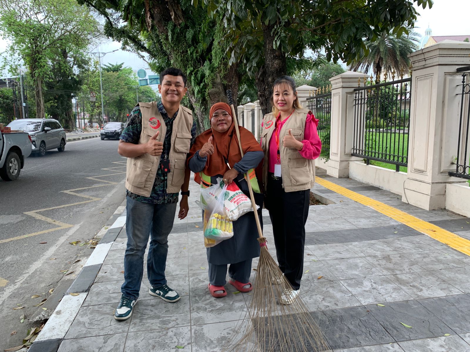 Peringati Hari Ibu, PSM Bagikan Paket Sembako