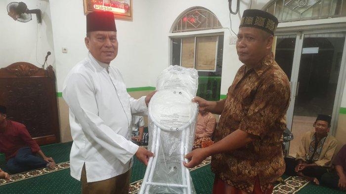Datuk Syaiful Azhar Bantu Kursi Untuk Shalat Lansia