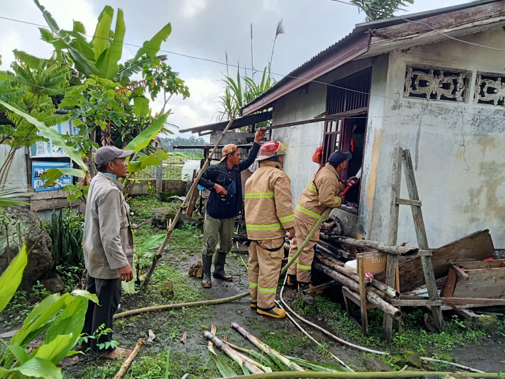 Rumah Dinas SDN 3 Suka Damai Terbakar