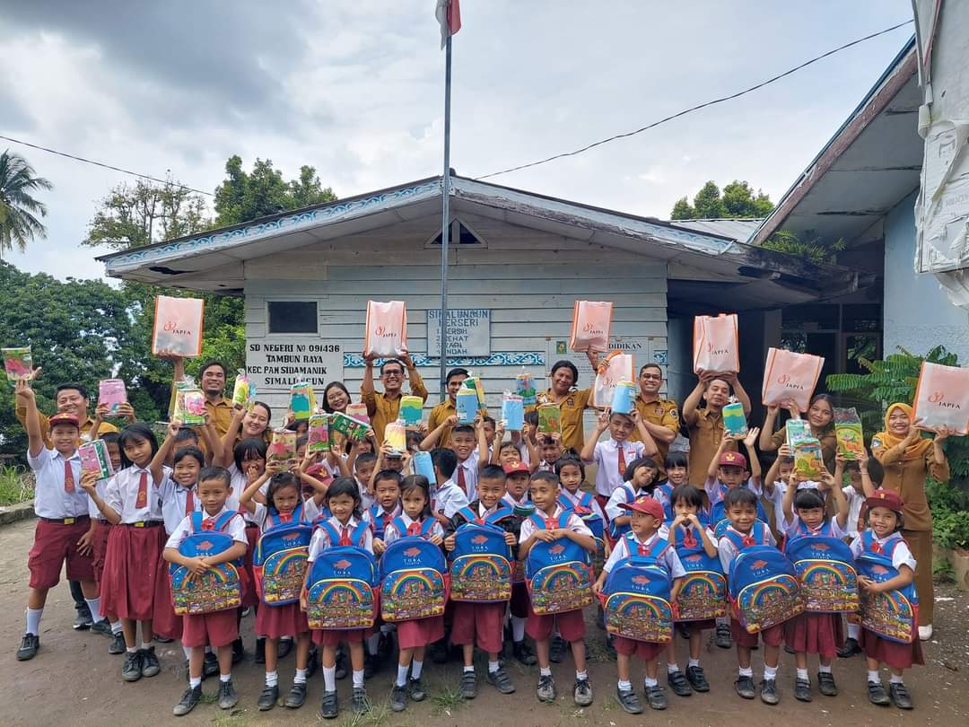 Toba Tilapia Beri Perlengkapan Sekolah 571 Siswa SD Di Simalungun