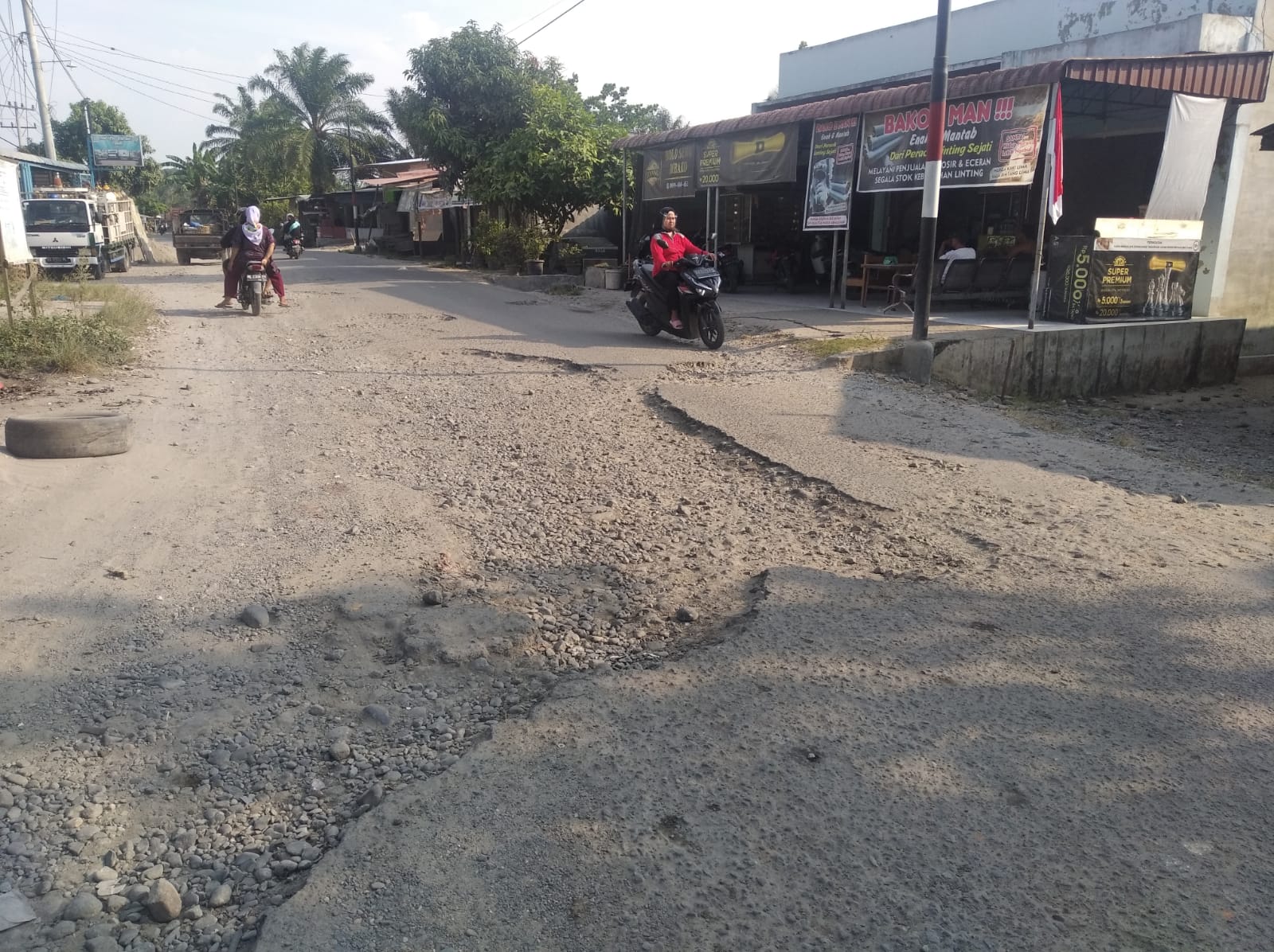 Ruas Jalan Di Langkat Kian Mengkhawatirkan