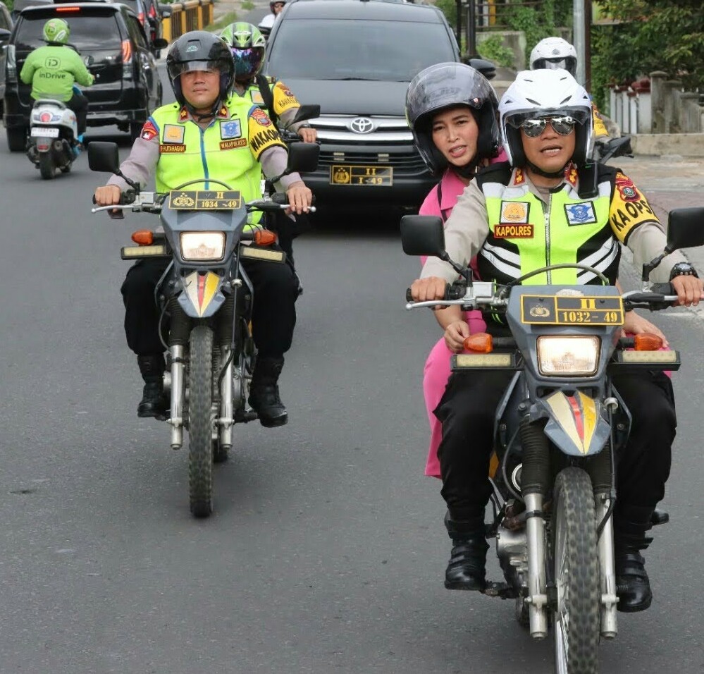Kapolres P. Siantar Dan Ketua Bhayangkari Tinjau Pospam Dan Posyan