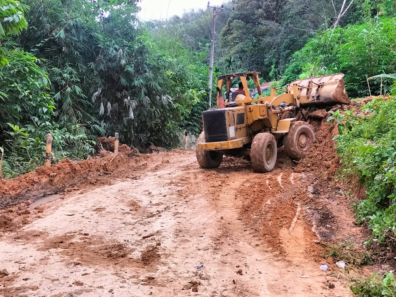 PUPR Agara Bersihkan Jalan Tertimbun Tanah Longsor