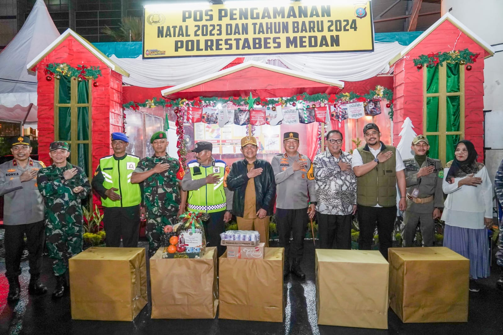 Bersama Pj Gubsu, Wali Kota Serahkan Bingkisan Kepada Petugas Pos PAM Natal Dan Tahun Baru