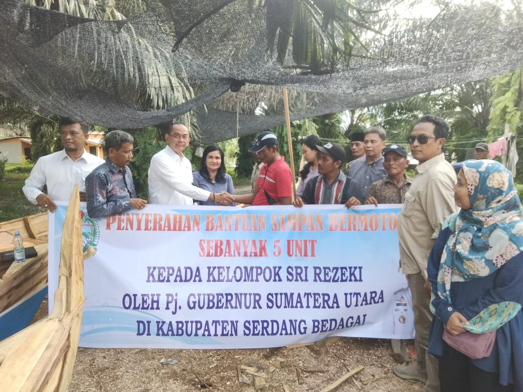AYS Serahkan Bantuan 10 Sampan Bermotor Kepada Nelayan Di Pantai Cermin