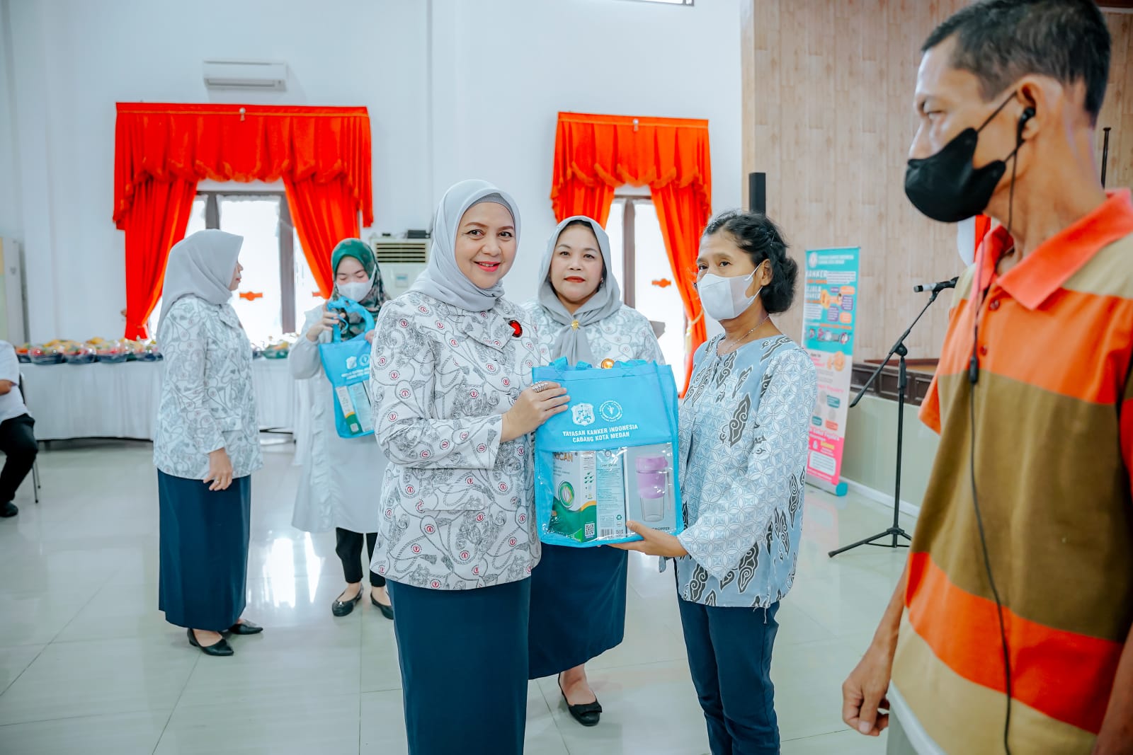 YKI Cabang Medan Berikan Bantuan Paket Sehat Kepada 63 Penyintas Kanker