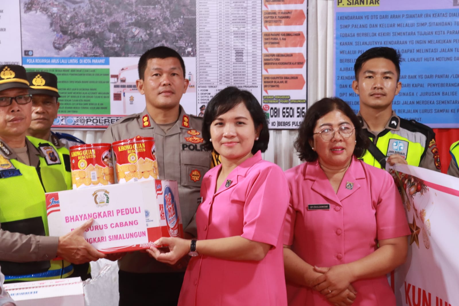 Kapolres Dan Ketua Bhayangkari Simalungun Kunjungi Pos Pam Ops Lilin Toba