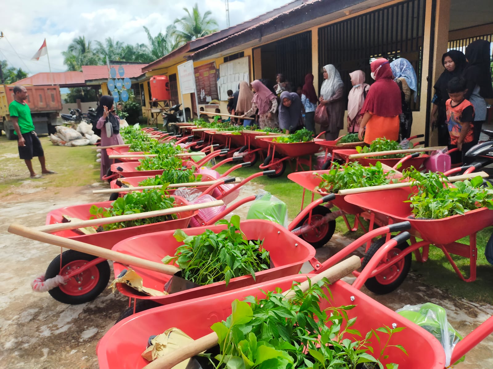 Masyarakat Aceh Singkil Terima Bantuan Bibit Dan Alat Pertanian