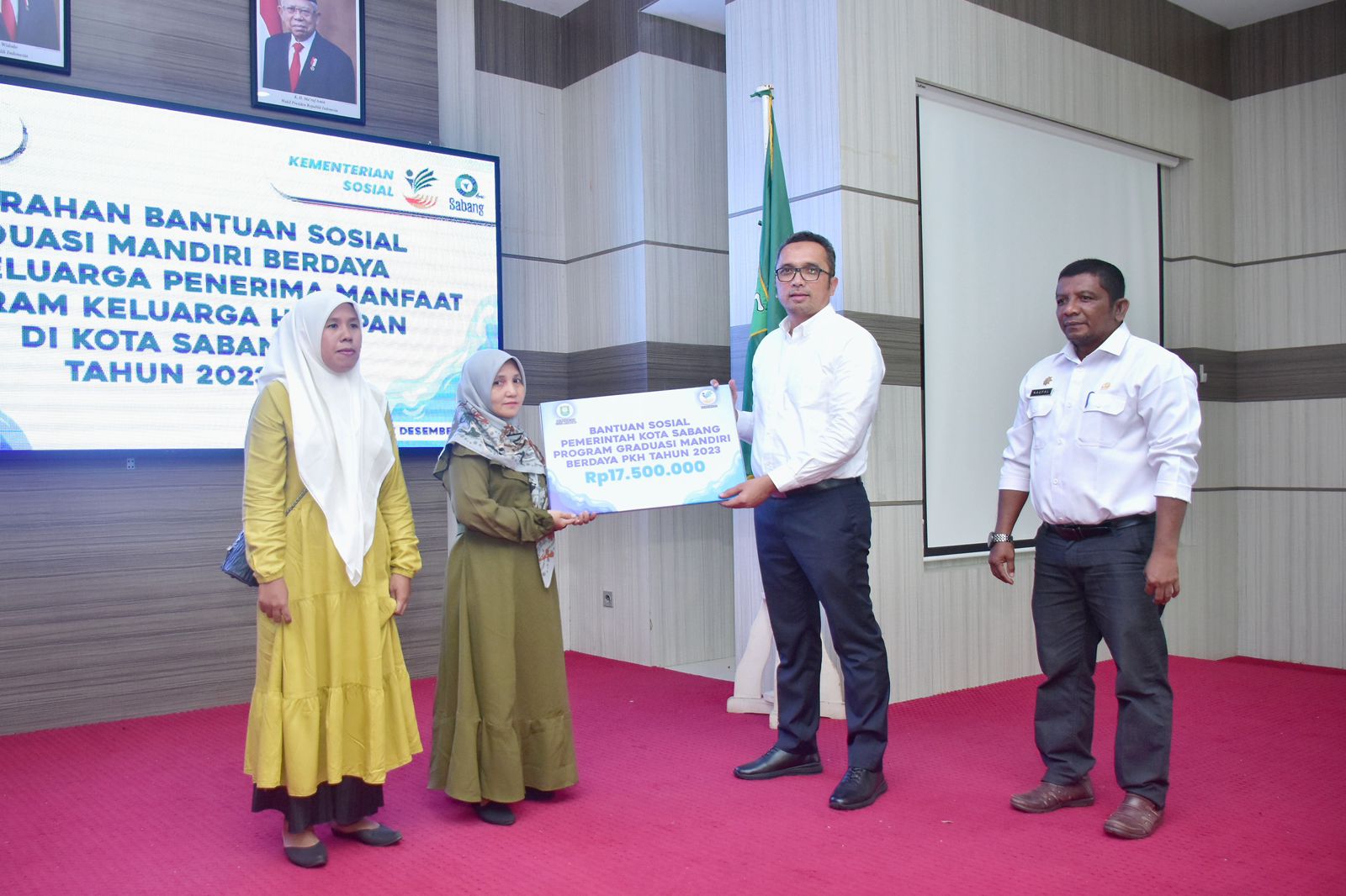 76 KPM PKH Graduasi Mandiri Sabang Terima Buku Tabungan