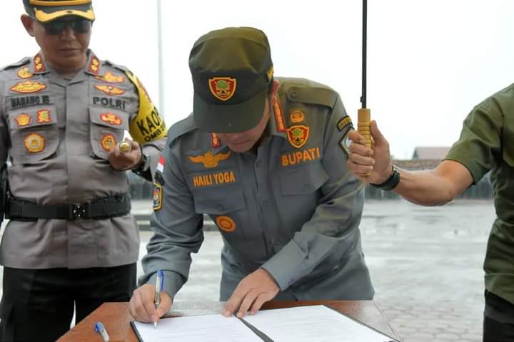 Pj. Bupati Bener Meriah Serahkan 1.056 Pasukan Satlinmas Ke Polres