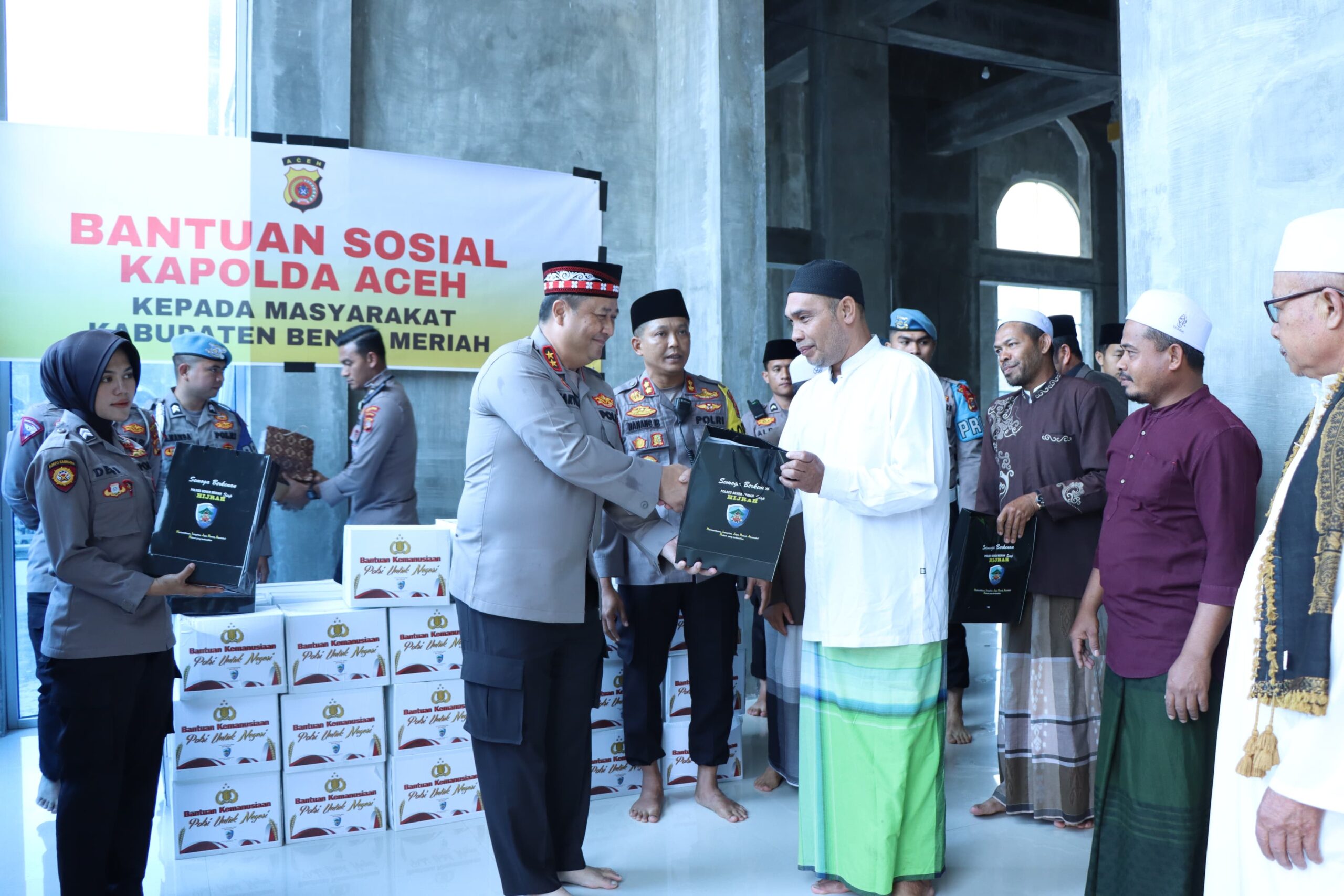 Kapolda Aceh Bantu Warga Bener Meriah