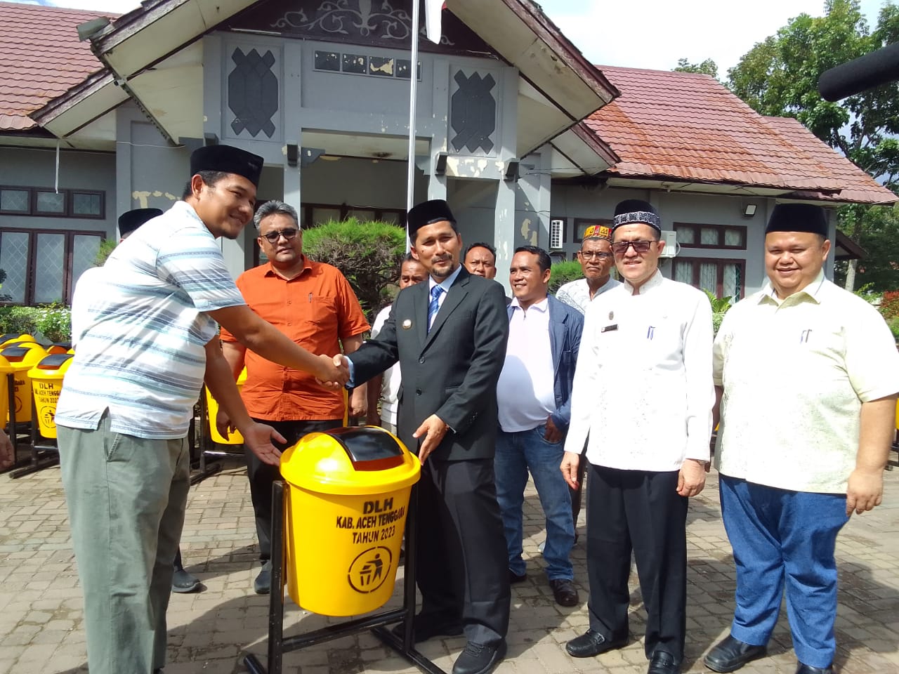 Pemkab Agara Bantu Tong Sampah Fiber 69 Desa Lokus Stunting