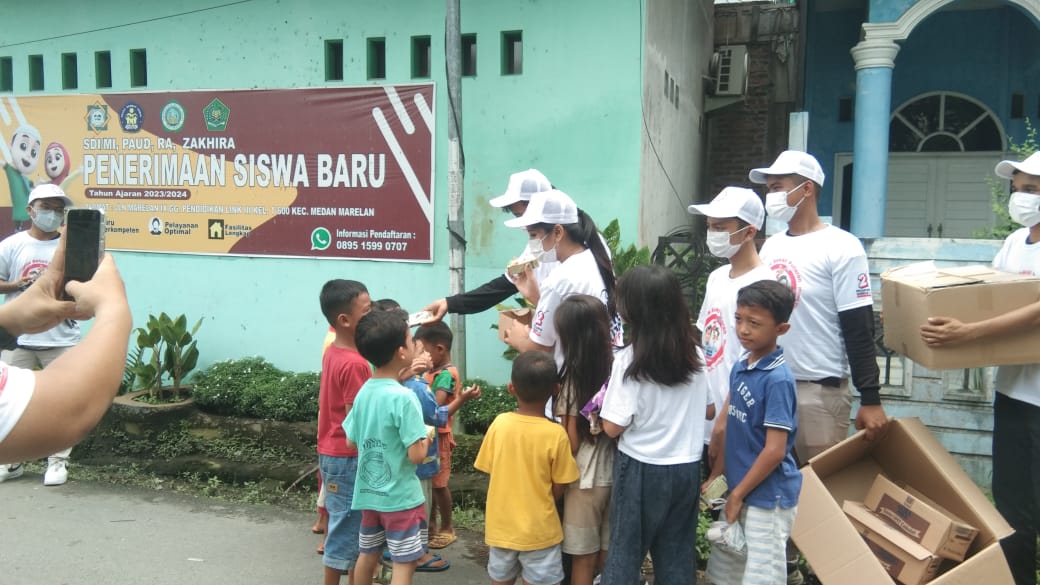Sosialisasi Pilpres Sekali Putaran, Relawan GSP Sumut Temui Warga Sambil Bagikan Susu Gratis