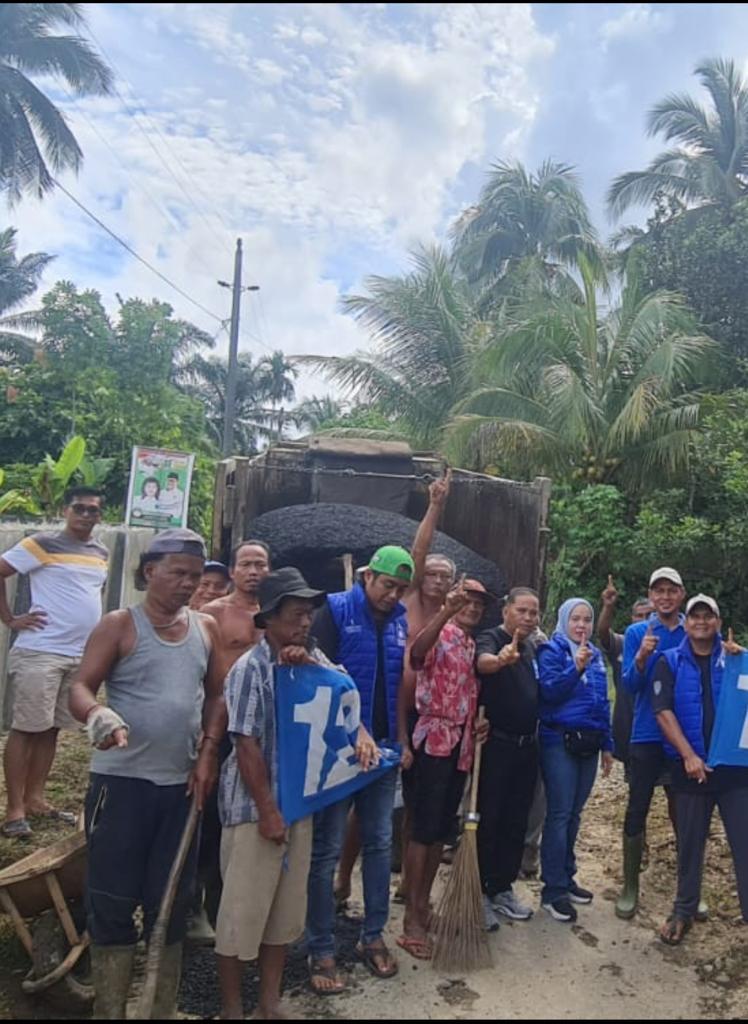 Indra Bakti Dan Warga Tambal Jalan Rusak