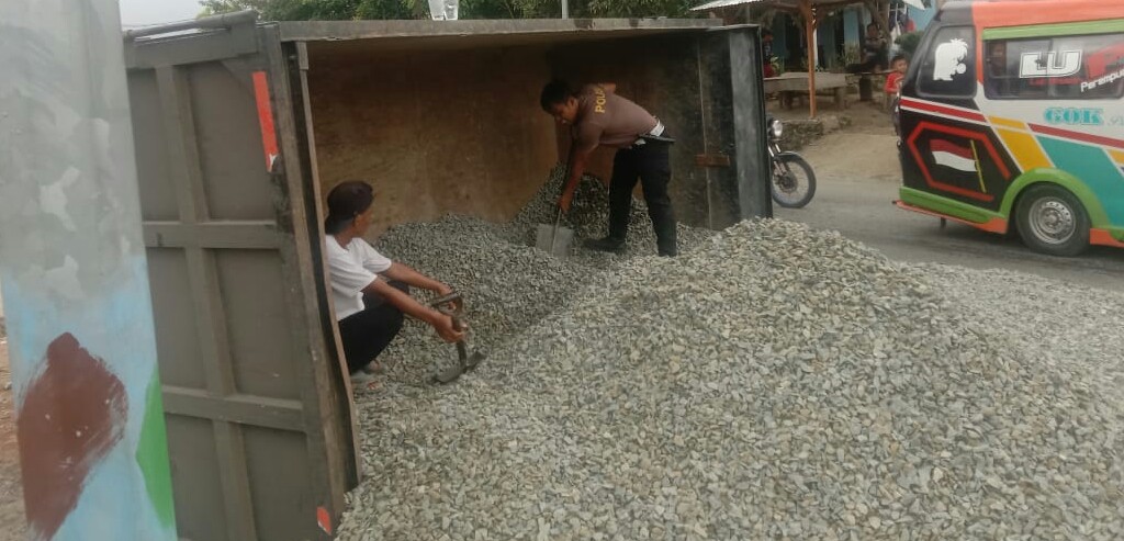 Hindari Macet, Polres P. Siantar Bantu Evakuasi Material Truk Terguling