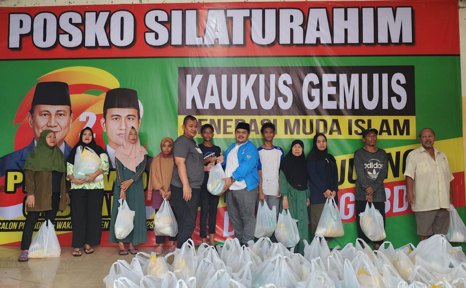 Posko Kaukus Gemuis Prabowo-Gibran Sumut Bantu Sembako 500 Fakir Miskin