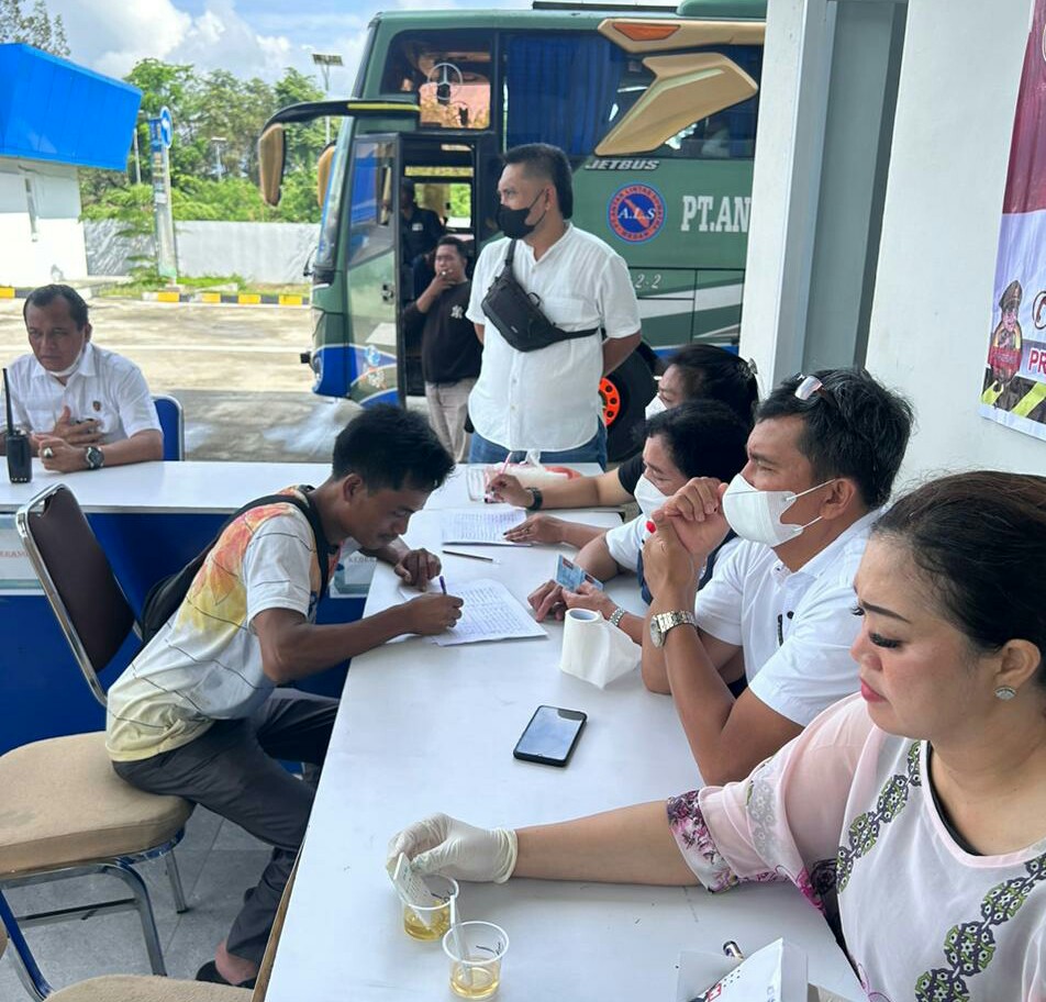 Polres P. Siantar Tes Urine Sopir Bus Angkutan Nataru