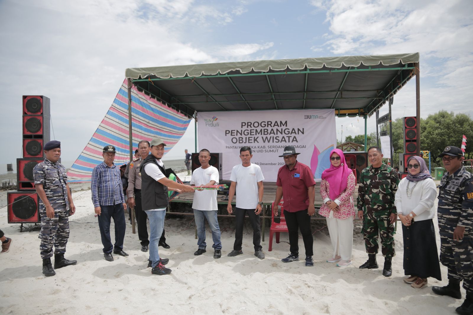 PLN Peduli Salurkan Bantuan Program Pengembangan Desa Wisata Pantai Merdeka