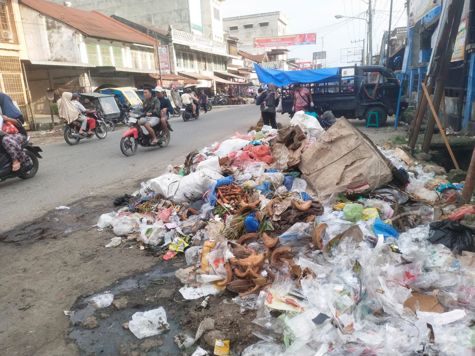 Tumpukan Sampah Timbulkan Bau Busuk DiKecamatan Galang