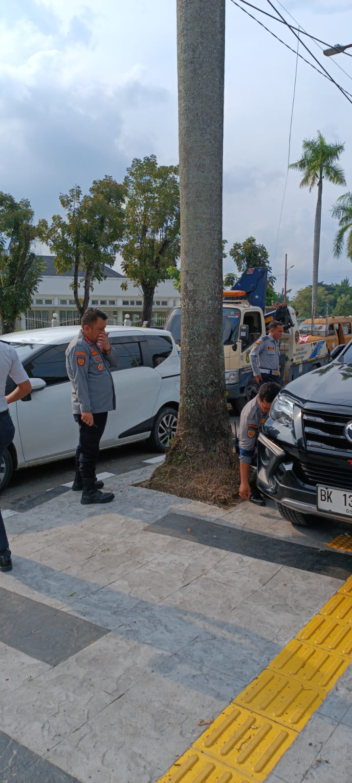 Parkir Di Kawasan Terlarang, Dishub Medan Tertibkan Kendaraan Roda 4 Di Jalan Sudirman