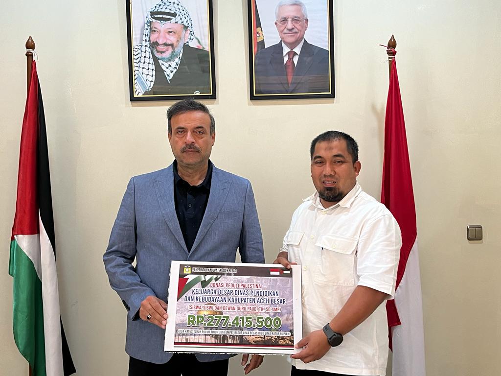 Iswanto Serahkan Donasi Aceh Besar Untuk Palestina