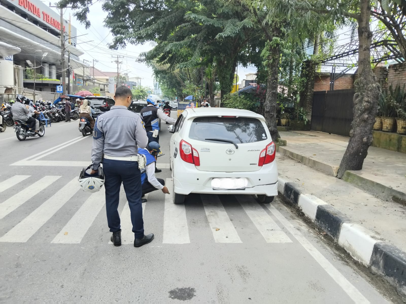 Dishub Medan Kembali Gencar Tertibkan Parkir Di Sejumlah Ruas Jalan, Puluhan Mobil Diberi Sanksi Penggembosan Ban