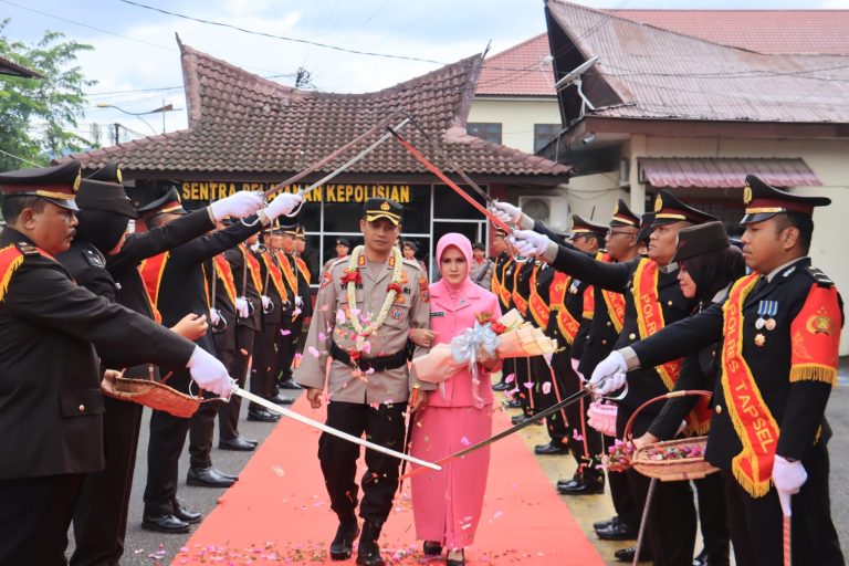 Kapolres Tapsel AKBP Yasir Ahmadi Disambut Pedang Pora