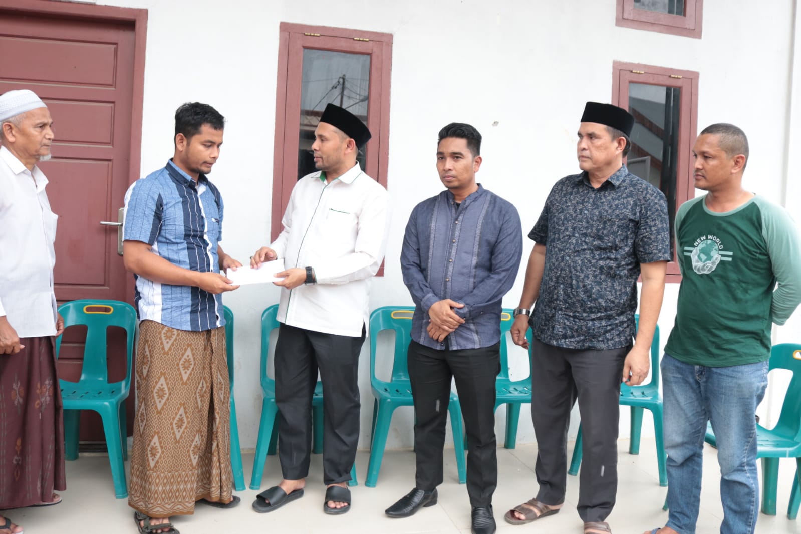 Pemkab Aceh Besar Serahkan Bantuan Untuk Korban Kebakaran Di Aneuk Galong Titi