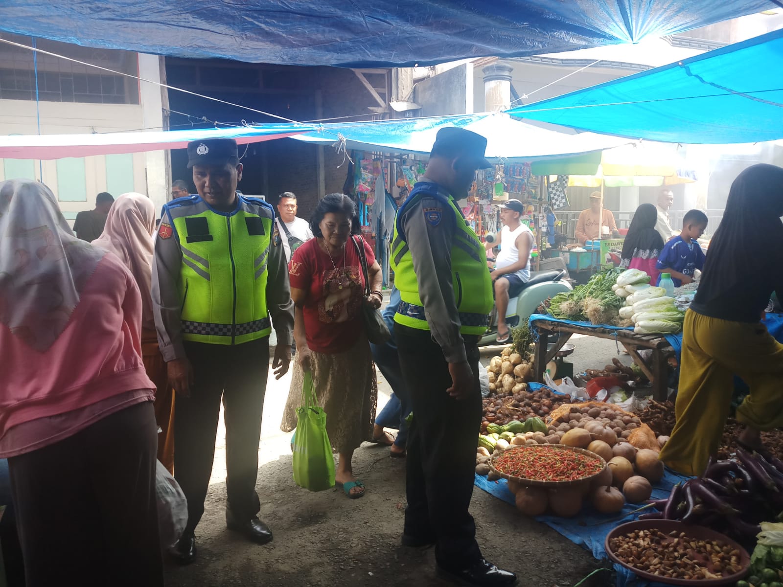 Antisipasi Gangguan Keamanan, Polsek Salapian Patroli Di Pasar Tradisional
