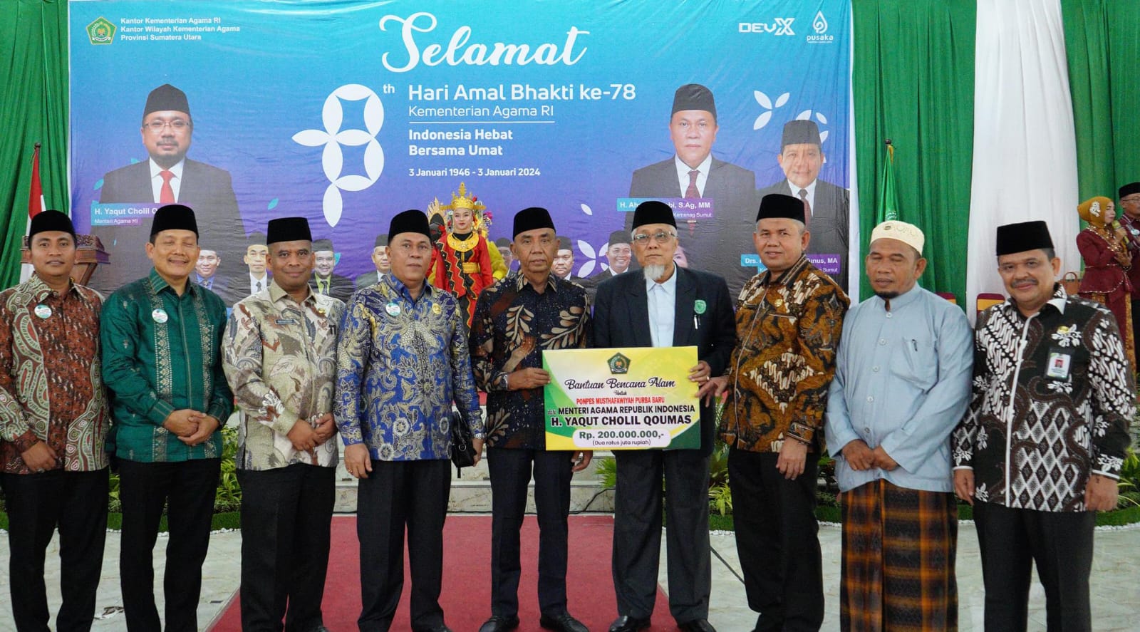 Menag RI Serahkan Bantuan Untuk Ponpes Musthafawiyah Purba Baru