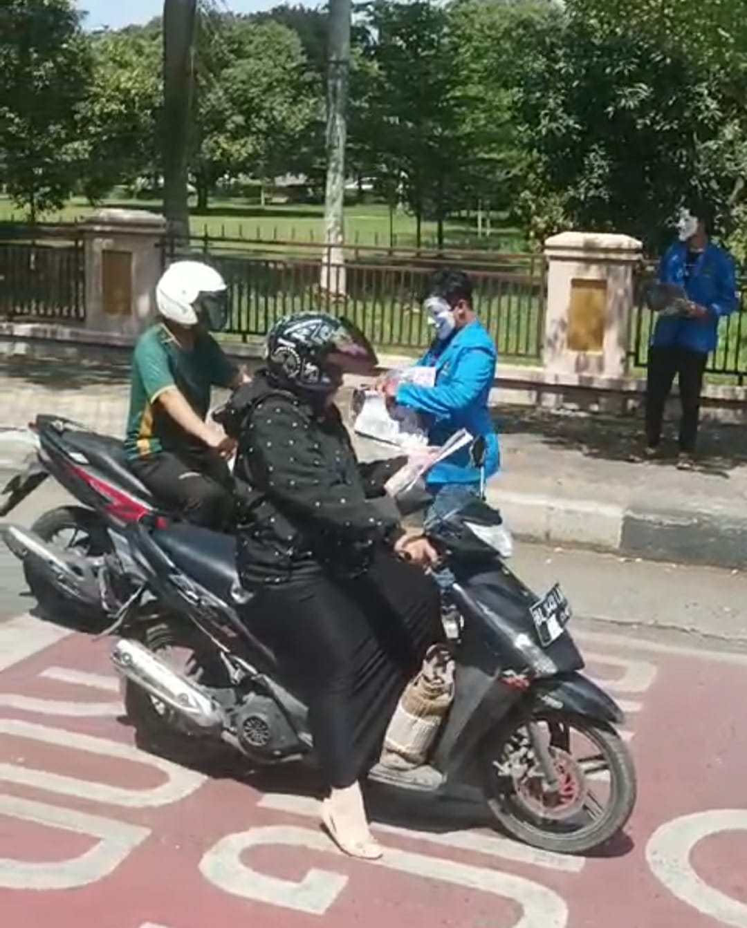 Mahasiswa Serentak Bagikan Selebaran Tolak Pelanggar HAM Dan Politik Dinasti