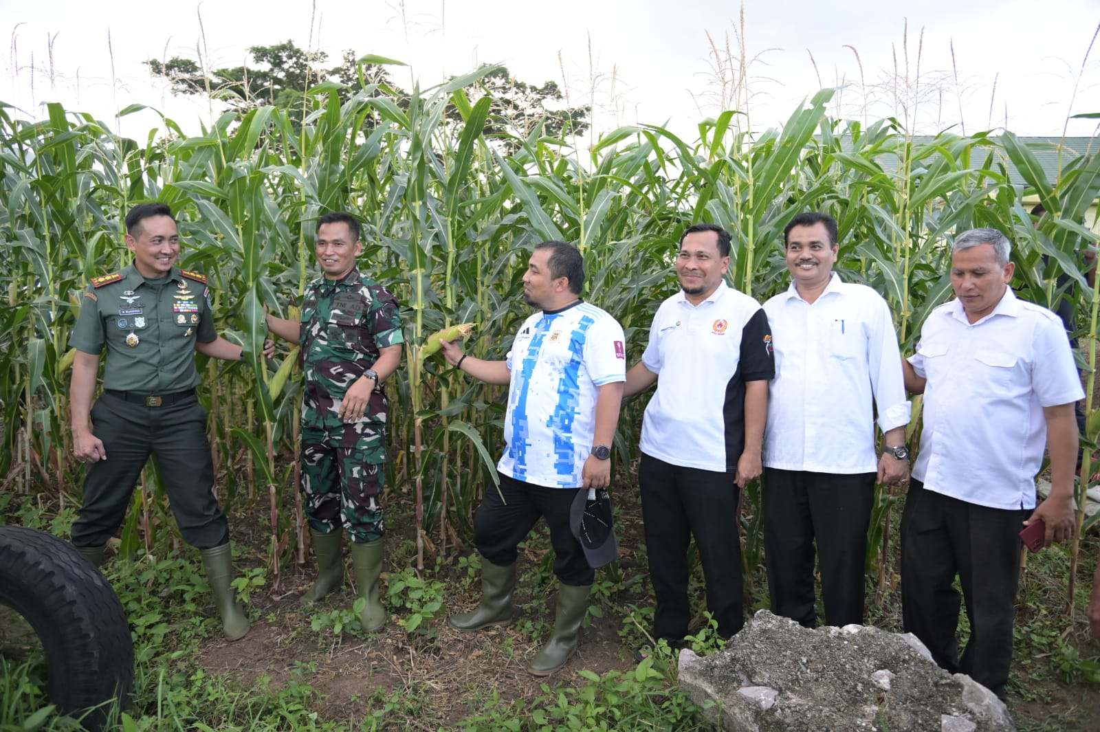 Pj Bupati Aceh Besar Tinjau Kebun Jagung dan Melon Yonif Raider 112/DJ