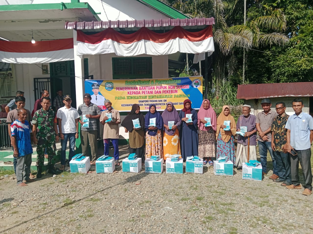Petani Padang Bak Jok Abdya Terima Pupuk Gratis