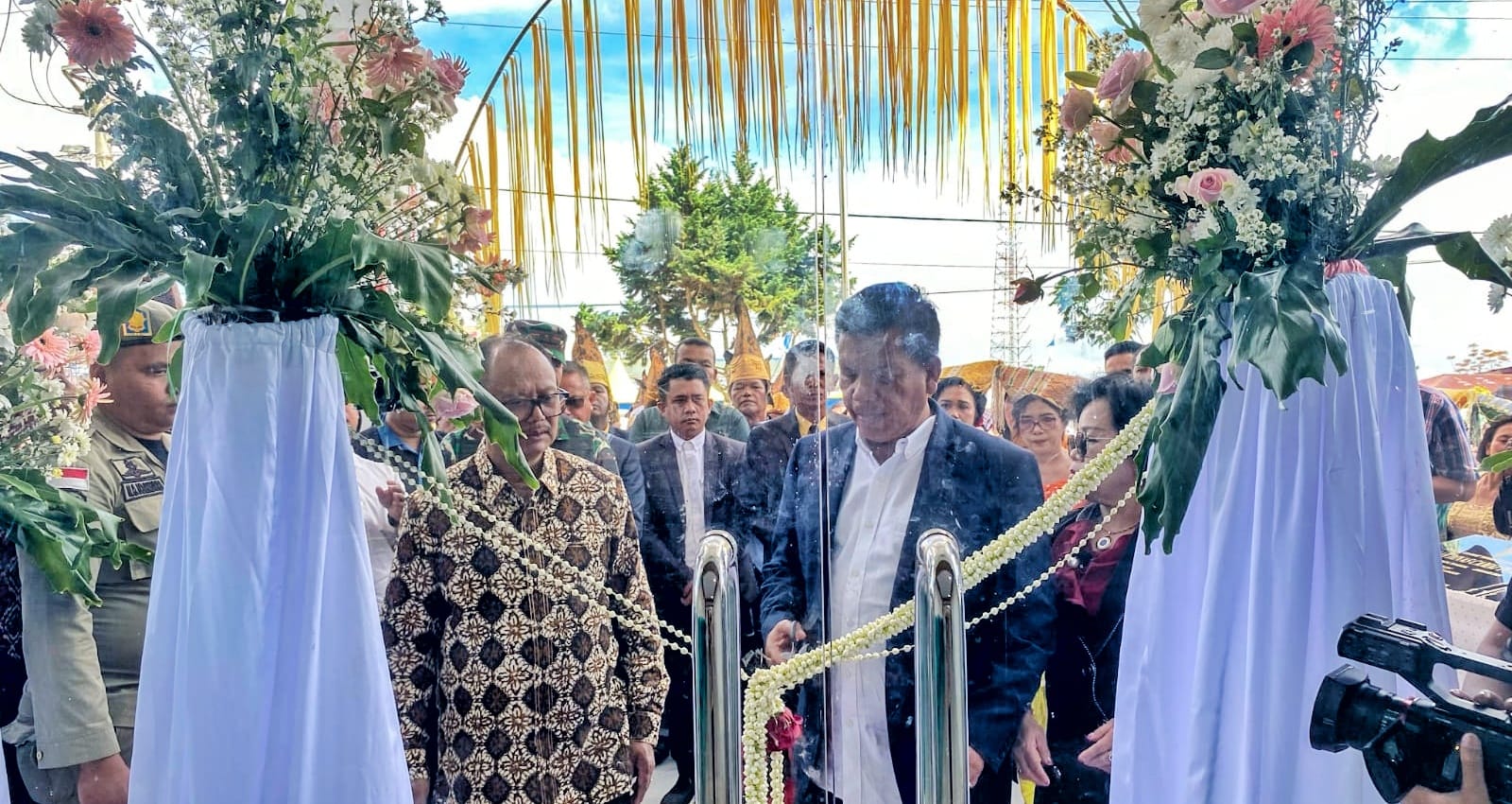 Resmikan Kantor Camat Purba, Bupati Ajak Masyarakat Marharoan Bolon Bangun Daerah