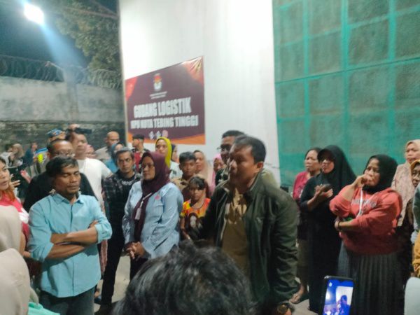 Tak Sesuai Kontrak, Petugas Sorlip Surat Suara Demo KPU Tebingtinggi