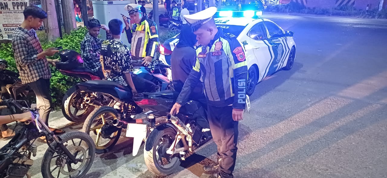 Patroli Malam Minggu, Satlantas Polres Pijay Amankan Kendaraan Knalpot Brong