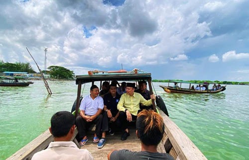 Naik Boat Dan Berjalan Kaki, Warga Belawan Antusias Sambut Abdillah