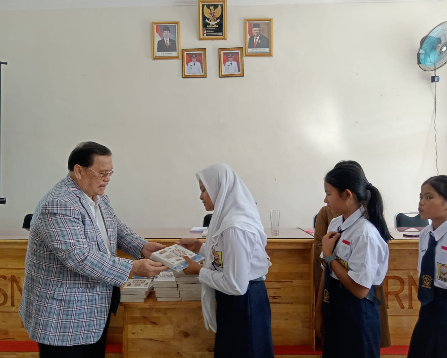Perantau Bagi Buku Gratis Di SMP Negeri 2 Pangururan