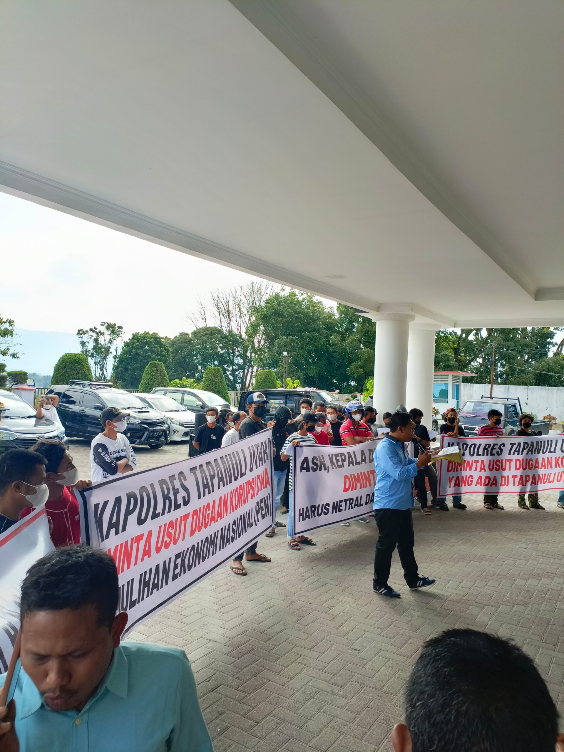 Puluhan Massa Demo Kantor Bupati Dan Polres Taput