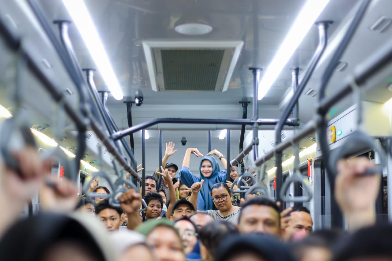 Warga Antusias Naik Bus Listrik, Tranportasi Umum Yang dijadikan Sarana Hiburan Akhir Pekan Untuk Nikmati Kota Medan