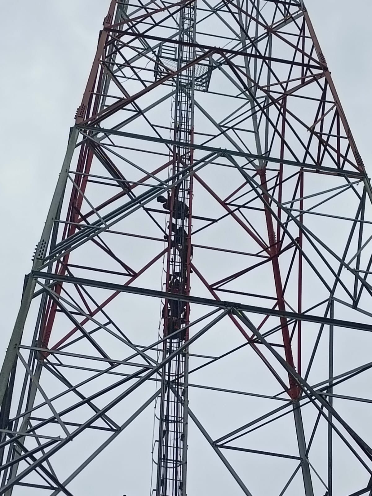Respon Cepat Serda Sandri Evakuasi Nek Aisyah Nekat Panjat Tower BTS