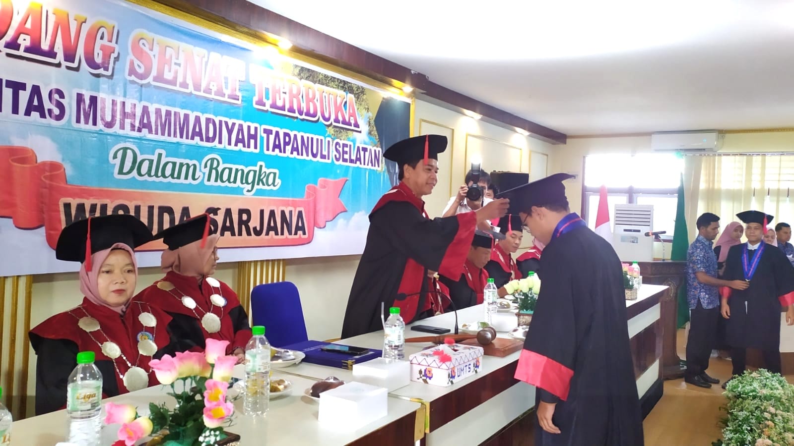 Rektor UM-Tapsel Wisuda 380 Mahasiswa