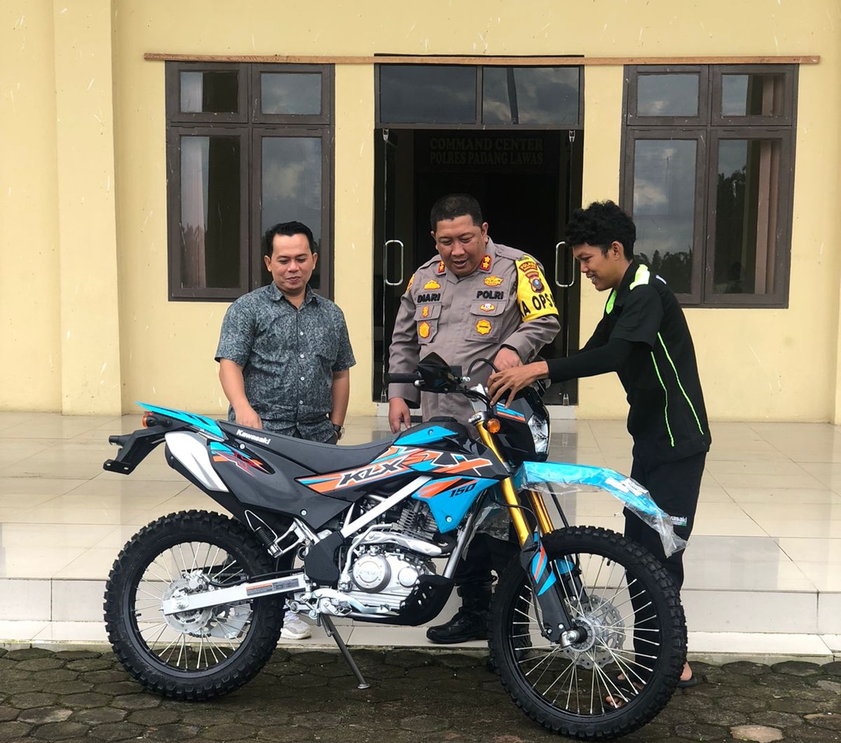 Direksi PT. SH Bantu Polres Palas Satu Sepeda Motor