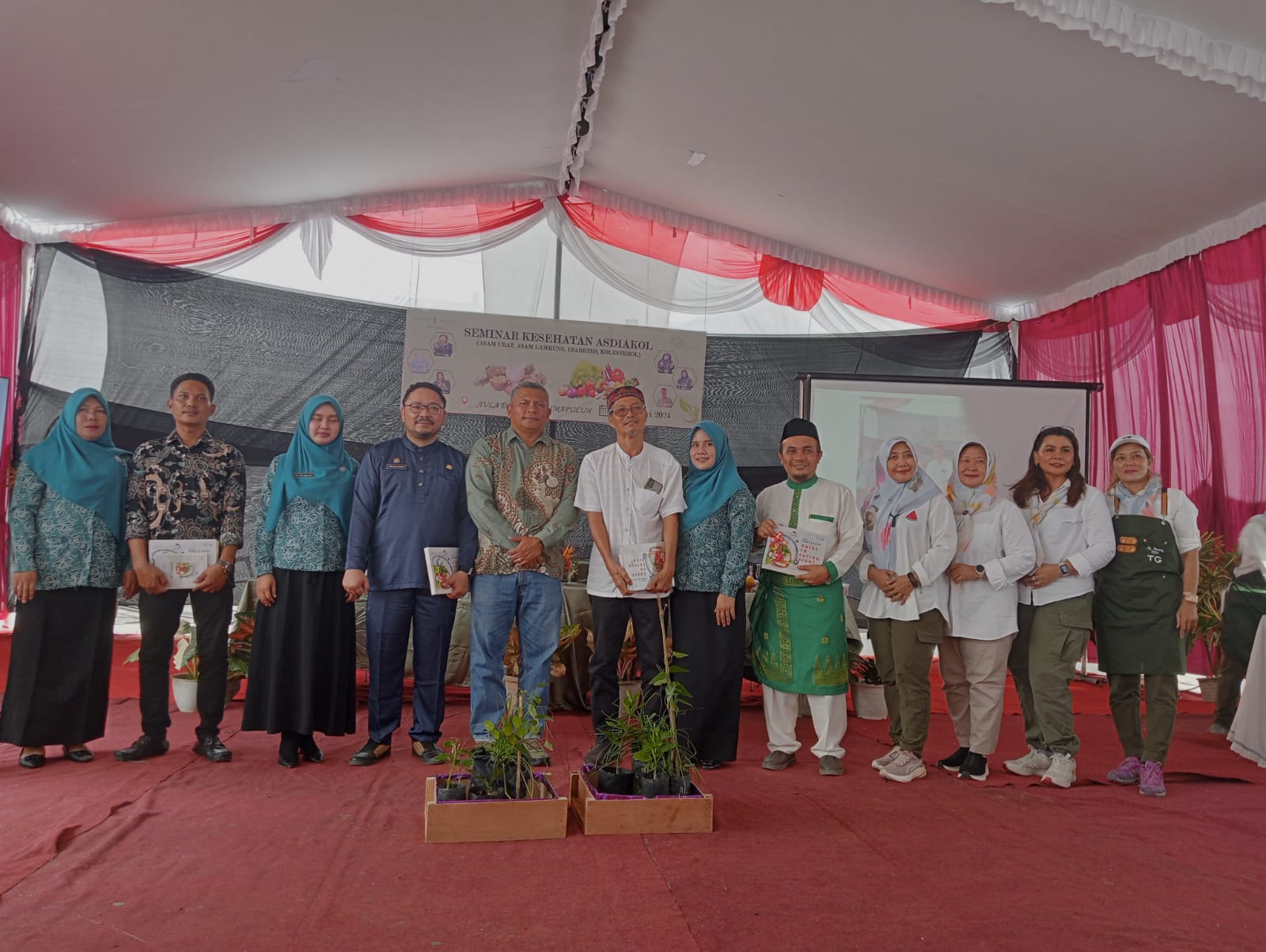 Kiss Serahkan Hadiah Penilaian Rumah Bersih Dan Sehat Di Kebun Tanah Gambus