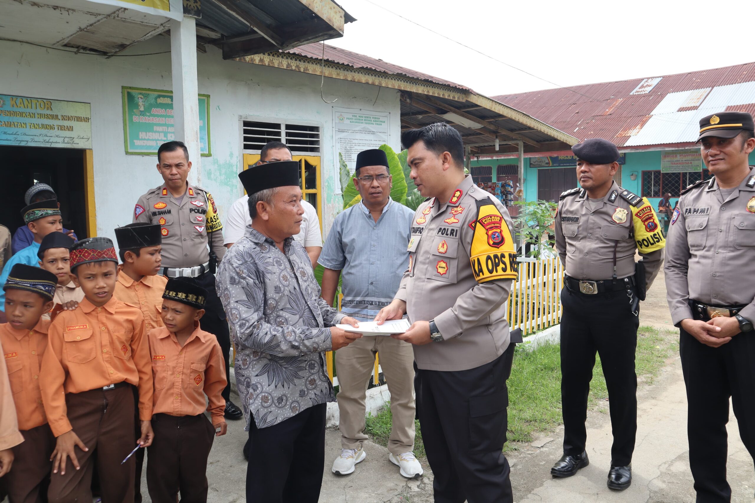 Kapolres Batubara Bantu Panti Asuhan Husnul khatimah