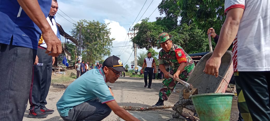 Cegah Kecelakaan, Forkopimcam dan Masyarakat Kuta Baro Tambal Jalan Berlubang