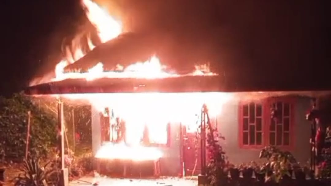 Rumah Semi Permanen Dilalap Si Jago Merah